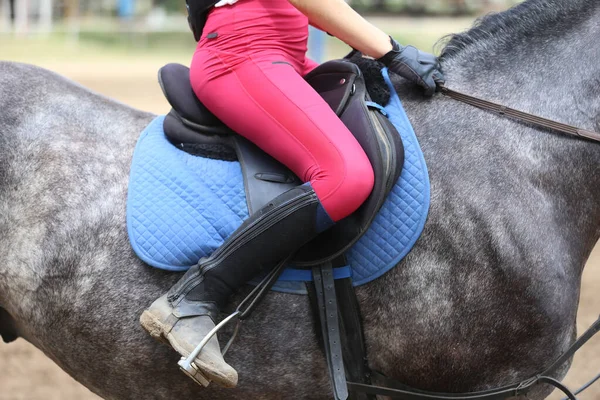 不为人知的选手骑着跳马参加夏季的马术比赛 表演鞍下跳马的动作 — 图库照片
