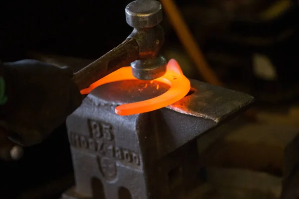 Hard Work Smithy Anvil Hammering Glowing Steel Horse Shoe Blacksmith — Stock Photo, Image