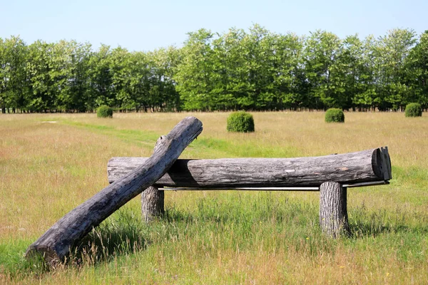 Geländegängiges Holzzaunhindernis Für Ein Reitturnier Auf Leerer Rennstrecke — Stockfoto