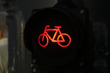 Şehrin bisikletçiler için kırmızı lamba