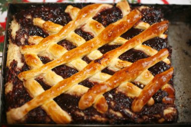 Kuru üzümlü kek Noel masa üzerinde taze pişmiş