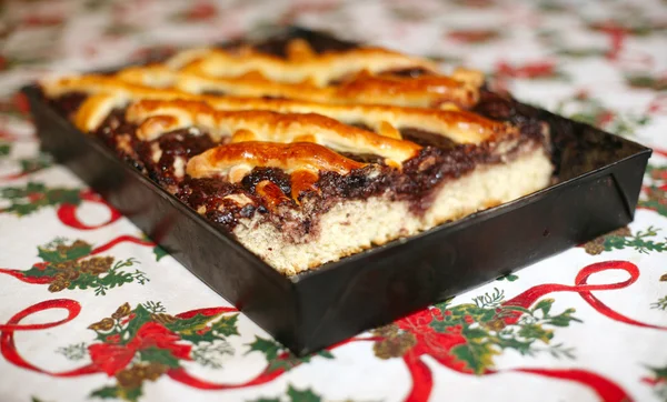 Tort proaspăt de prune coapte pe masa de Crăciun — Fotografie, imagine de stoc
