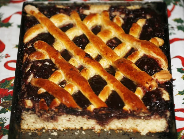 Kuru üzümlü kek Noel masa üzerinde taze pişmiş