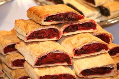 Ev yapımı turta vişne krema ile doldurma