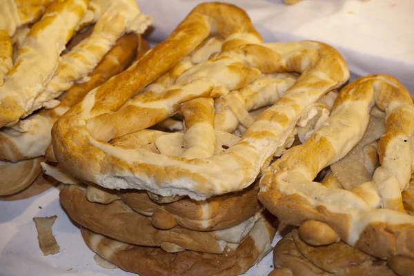 Grupo de pretzels salgados em banca de mercado — Fotografia de Stock