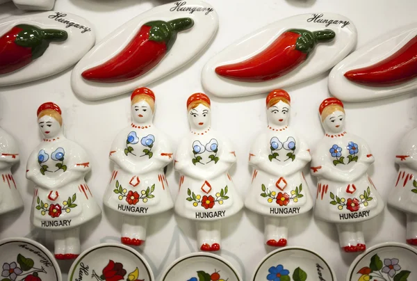 Artístico húngaro artesanal porcelana china ímãs de geladeira como lembranças — Fotografia de Stock