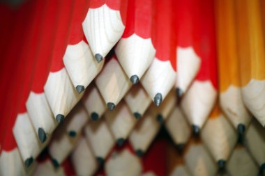 Yaratıcılık seçici odak noktası olarak satırdaki çeşitli renkli kalemler