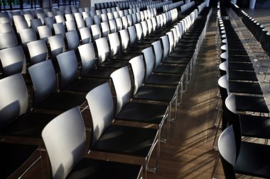 Modern konferans salonu koltuklarda sonsuz satırları