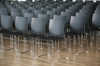 Modern konferans salonu koltuklarda sonsuz satırları