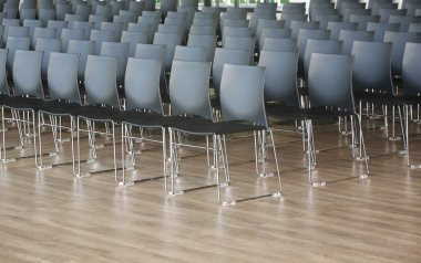 Modern konferans salonu koltuklarda sonsuz satırları 