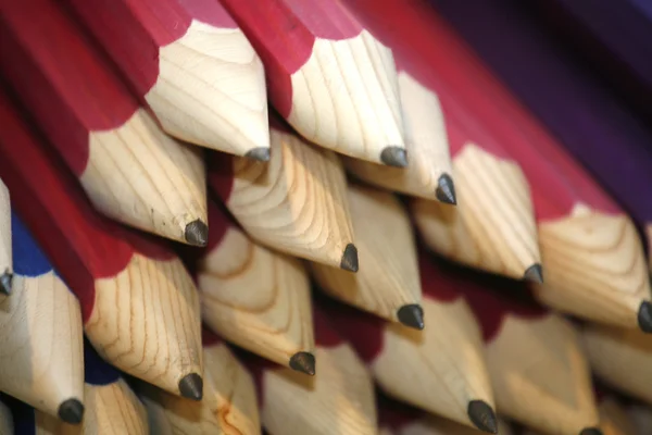 Varie matite colorate in fila come un focus creativo selettivo — Foto Stock