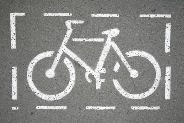 Symbole de la piste cyclable sur la rue de la ville comme fond — Photo