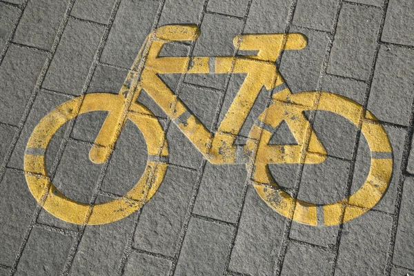 Дорожный знак для велосипедистов и велосипедистов на открытом воздухе — стоковое фото