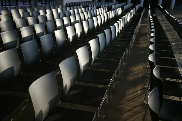 Filas de sillas vacías preparadas para un evento de interior — Foto de Stock