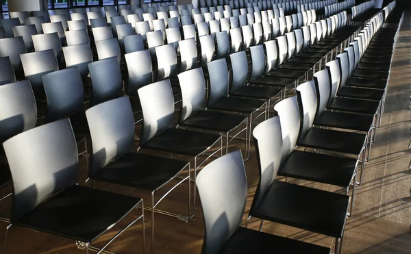 Linhas de cadeiras vazias preparadas para um evento interno — Fotografia de Stock