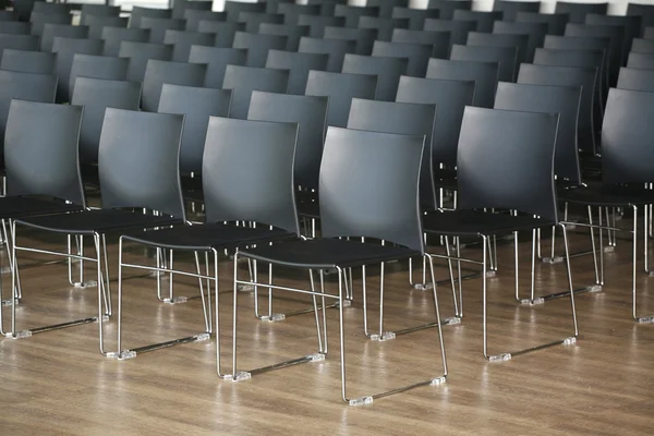 Fileiras infinitas de cadeiras em uma moderna sala de conferências — Fotografia de Stock