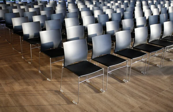 Reihen leerer Stühle für ein Indoor-Event vorbereitet — Stockfoto
