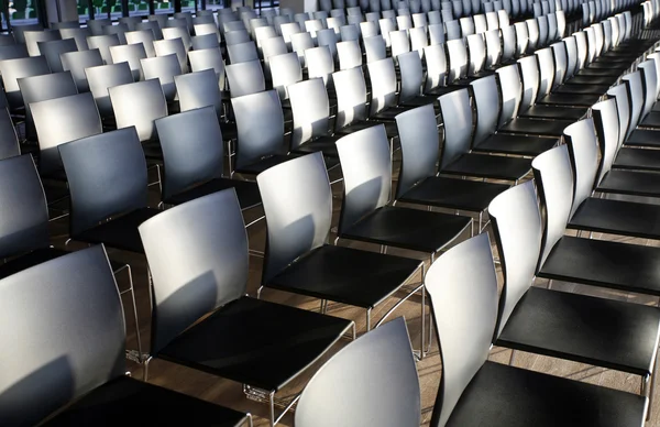 Reihen leerer Stühle für ein Indoor-Event vorbereitet — Stockfoto