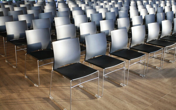 Бесконечные ряды стульев в современном конференц-зале
 