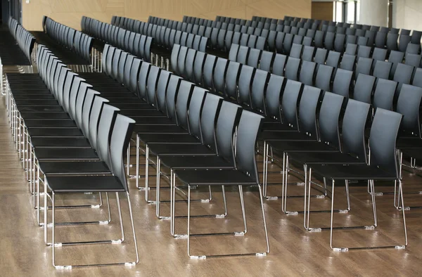 Ряды пустых стульев, подготовленных для закрытого мероприятия — стоковое фото