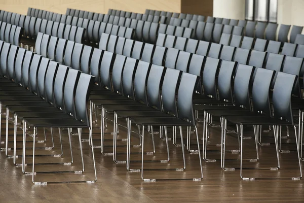 Nekonečné řady židlí v moderní konferenční sál — Stock fotografie