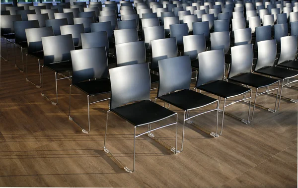Nekonečné řady židlí v moderní konferenční sál Stock Snímky