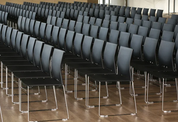 Nekonečné řady židlí v moderní konferenční sál Royalty Free Stock Fotografie