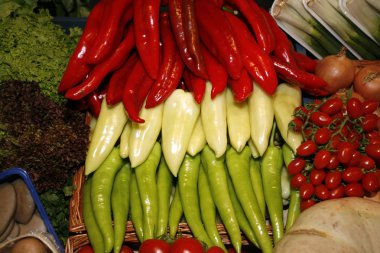 Kırmızı beyaz yeşil biber bir piyasa ahır üzerinde renkli