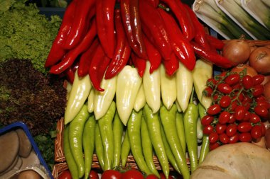 Kırmızı yeşil ve beyaz biber