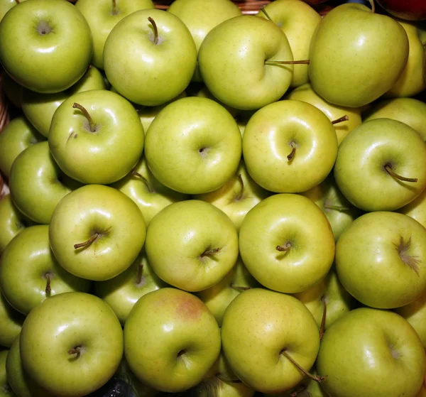 Groene appels op de markt — Stockfoto