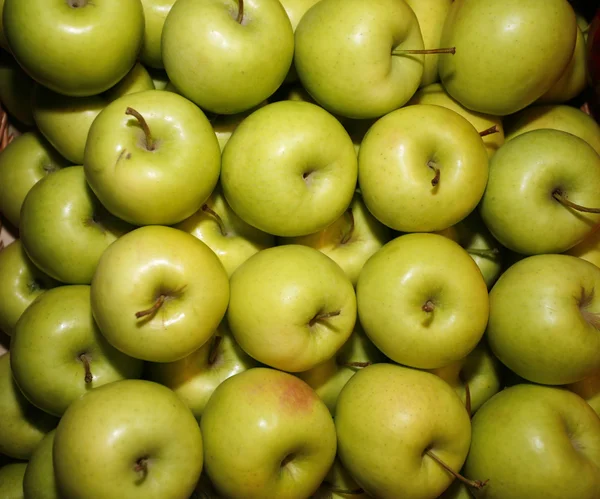 Groene appels op de markt — Stockfoto