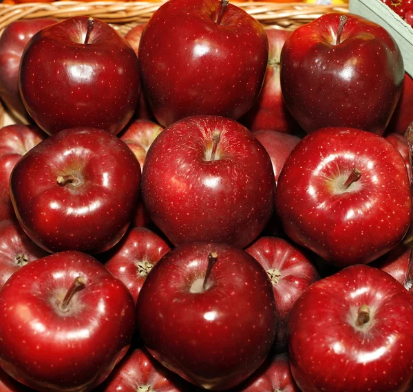Groep van rode appels in rij — Stockfoto