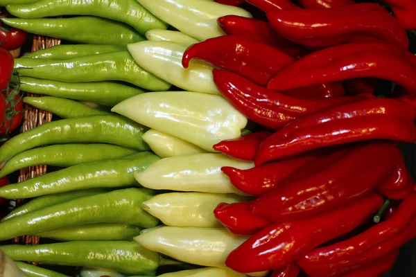 Pimientos rojos verdes y blancos — Foto de Stock