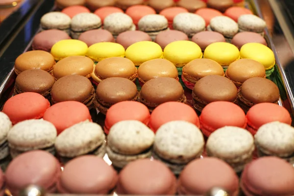 Macaroons multicoloridos franceses sortidos na mesa — Fotografia de Stock