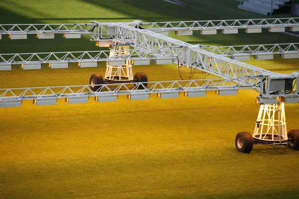 Beleuchtungsanlage für Rasen- und Rasenanbau im Stadion — Stockfoto