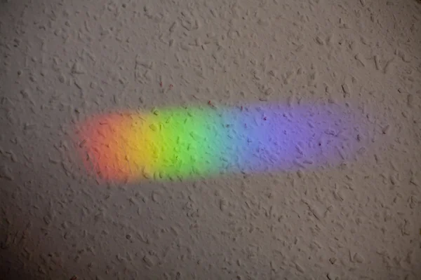 Natural light reflection on the wall. Color spectrum — Stock Photo, Image