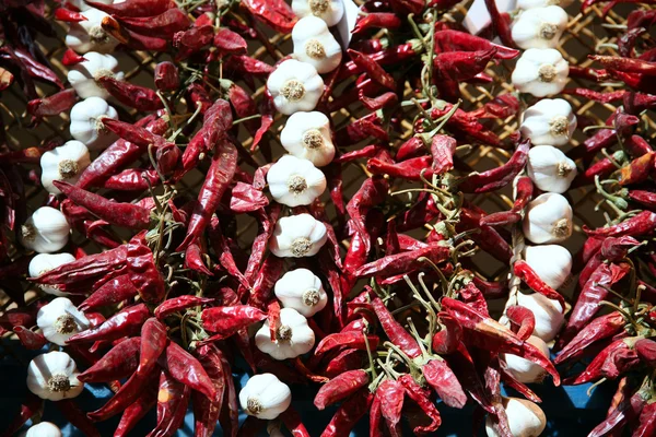 Красный острый острый органический перец паприка и белый лук висит — стоковое фото
