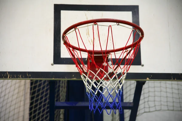 Basketball hoop in a high school gym — Stock Photo, Image