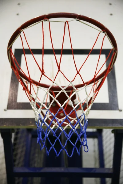 Basketball hoop in a high school gym — Stock Photo, Image