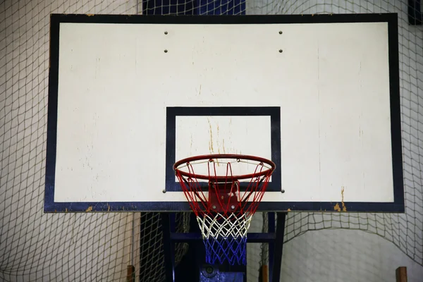 Basketball hoop in a high school gym — Stock Photo, Image