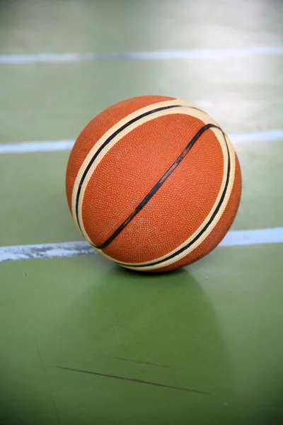 Basketboll på lekplatsen — Stockfoto