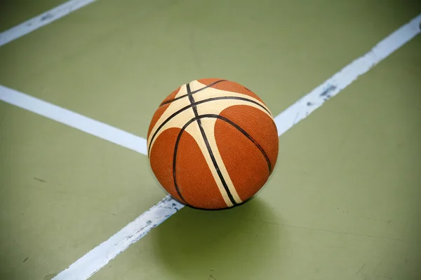 Bola de basquete no playground — Fotografia de Stock