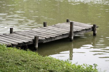 yıpranmış rustik vintage iskelesi ile huzurlu lake 