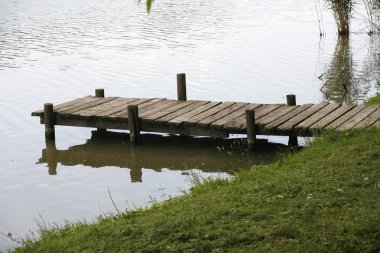 yıpranmış rustik vintage iskelesi ile huzurlu lake 