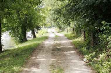 Ülkede yol arka plan olarak yaz saati