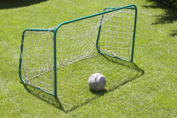 Puerta de fútbol en el campo de hierba verde. Fútbol gol —  Fotos de Stock