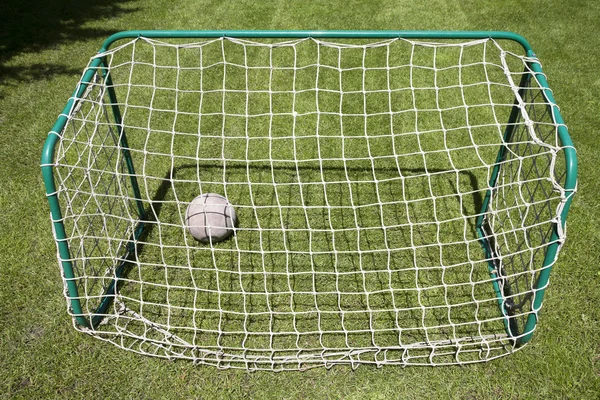 緑の芝生の遊び場でフットボールのゲート。サッカー ゴール — ストック写真