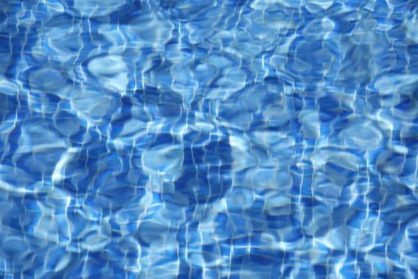 Gyönyörű kék türkiz színű egyértelmű és átlátható medence víz életlen — Stock Fotó