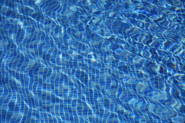 Gyönyörű kék türkiz színű egyértelmű és átlátható medence víz életlen — Stock Fotó