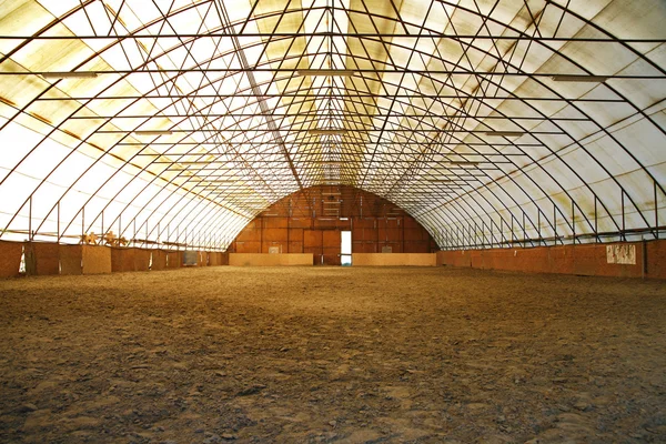 Salle d'équitation couverte de sable pour les entraînements — Photo